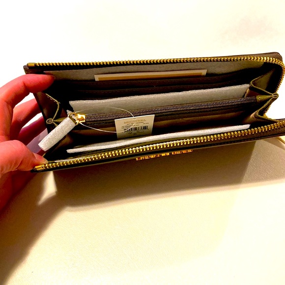 Michael Kors leather wallet , olive green, new with tags - Picture 5 of 7